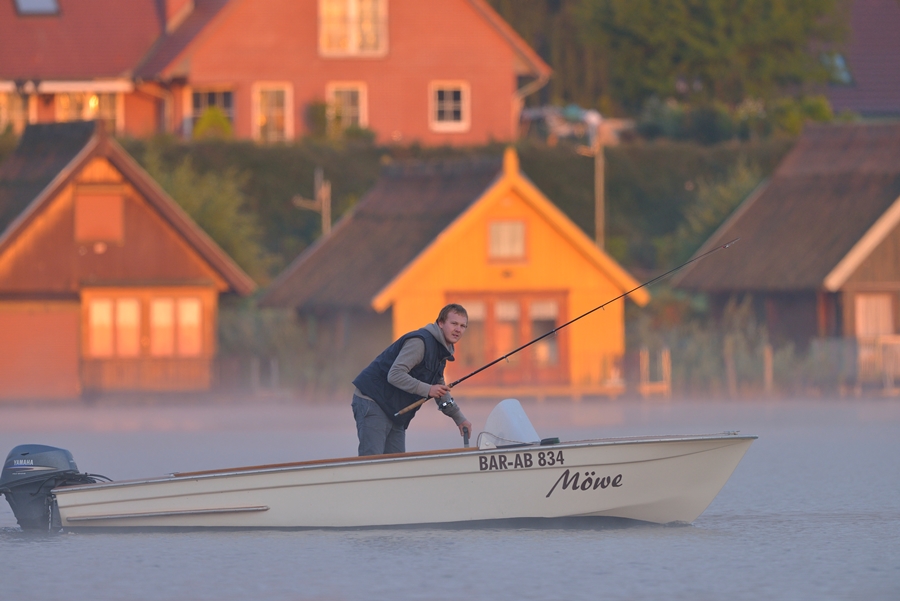 Angler vor den Mirower Bootshäusern, Mecklenburgische Seenplatte