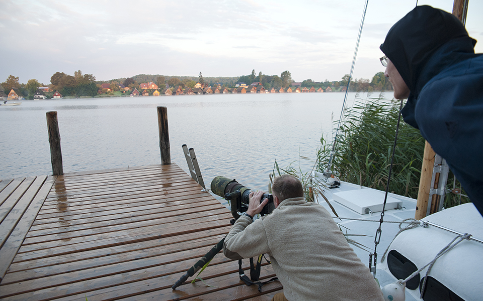 Angler vor den Mirower Bootshäusern, Mecklenburgische Seenplatte