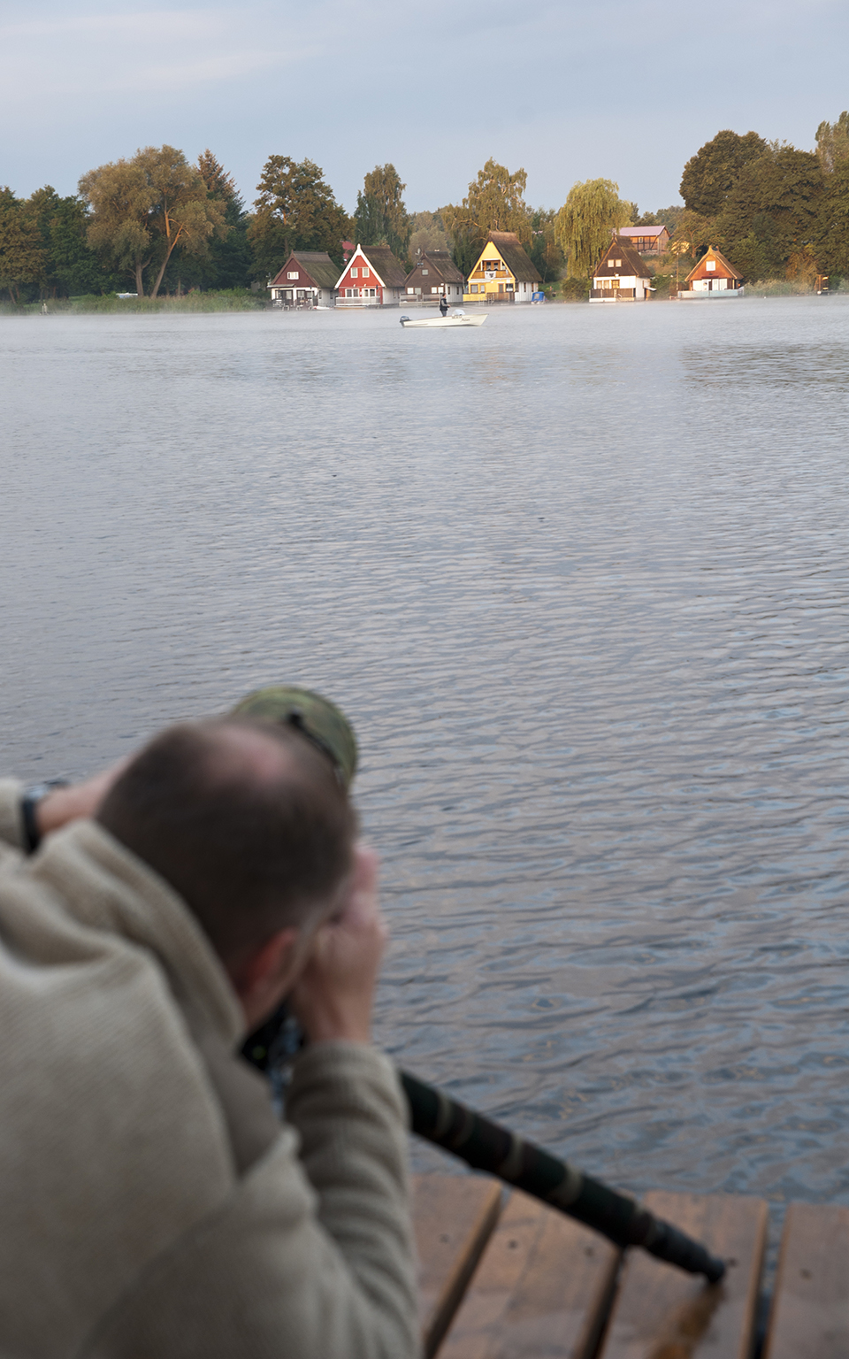 Angler vor den Mirower Bootshäusern, Mecklenburgische Seenplatte